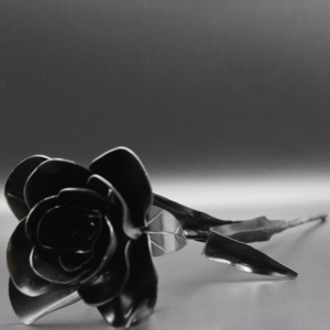 Handgefertigte Blume aus Metall in Rosenform