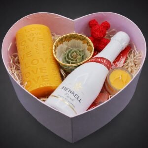 Rosa Herzbox mit Sektflasche, Bienenwachskerze und Dekoration