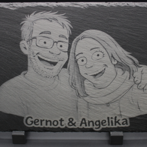 Personalisierte Schiefertafel A4 mit graviertem Paarportrait