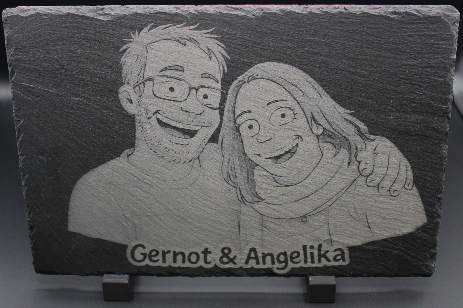 Personalisierte Schiefertafel A4 mit graviertem Paarportrait
