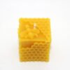 Bienenwachskerze in Würfelform mit Bienenmotiv