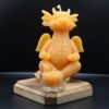 Meditierende Drachen Bienenwachskerze auf Holzplatte mit Teelicht
